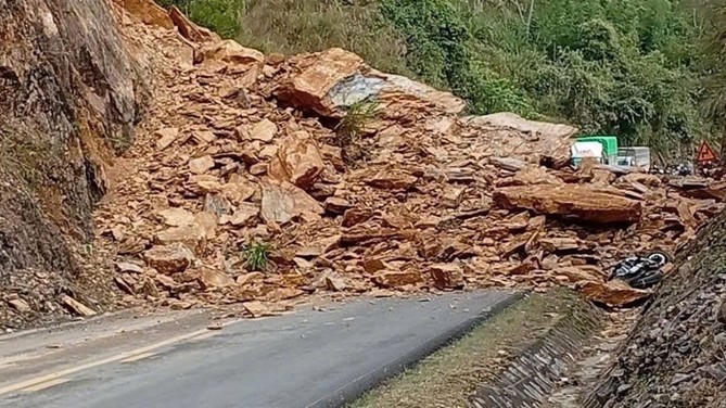 Hàng nghìn mét khối đất đá từ taluy dương bất ngờ đổ sập xuống, vùi lấp hoàn toàn mặt đường.