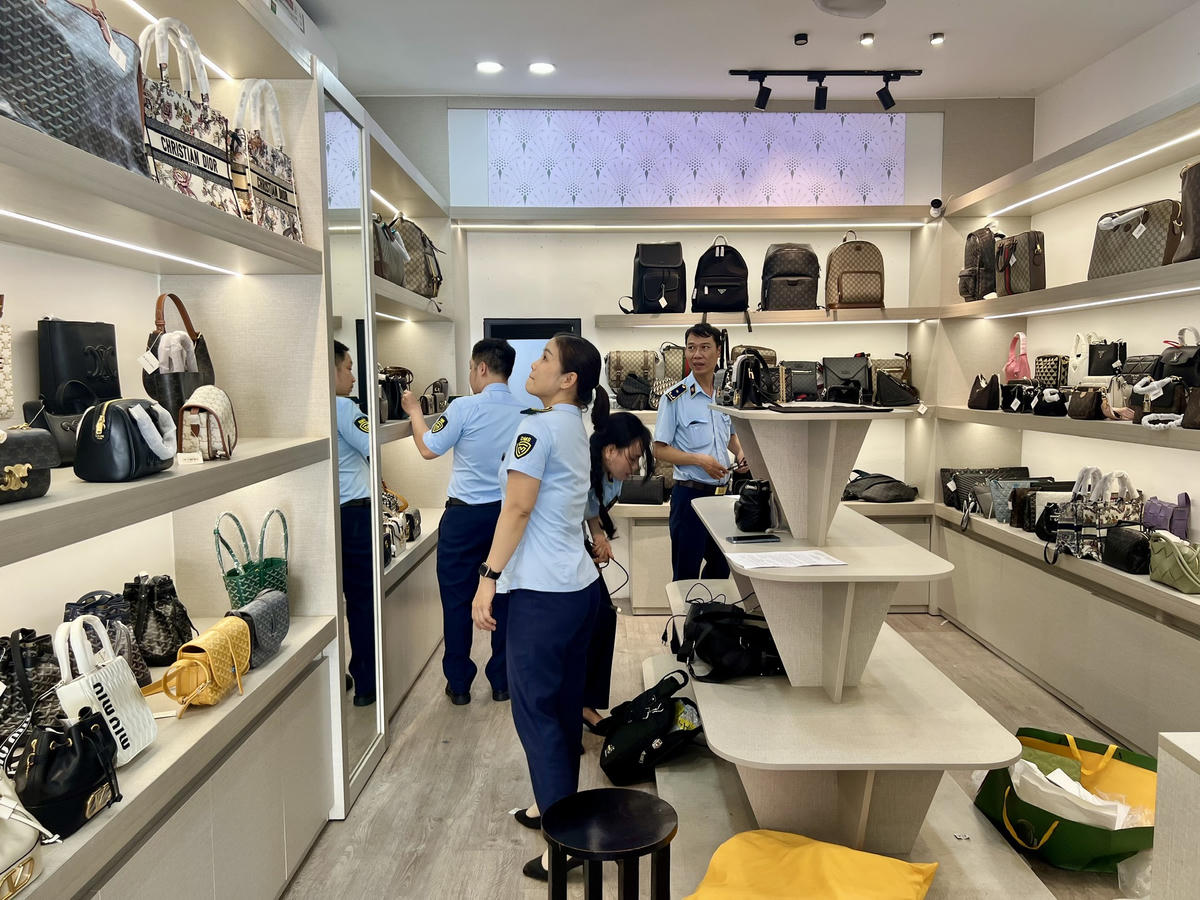 Lực lượng QLTT kiểm tra các cửa hàng kinh doanh thời trang giả trên các tuyến phố du lịch ở Đà Nẵng.