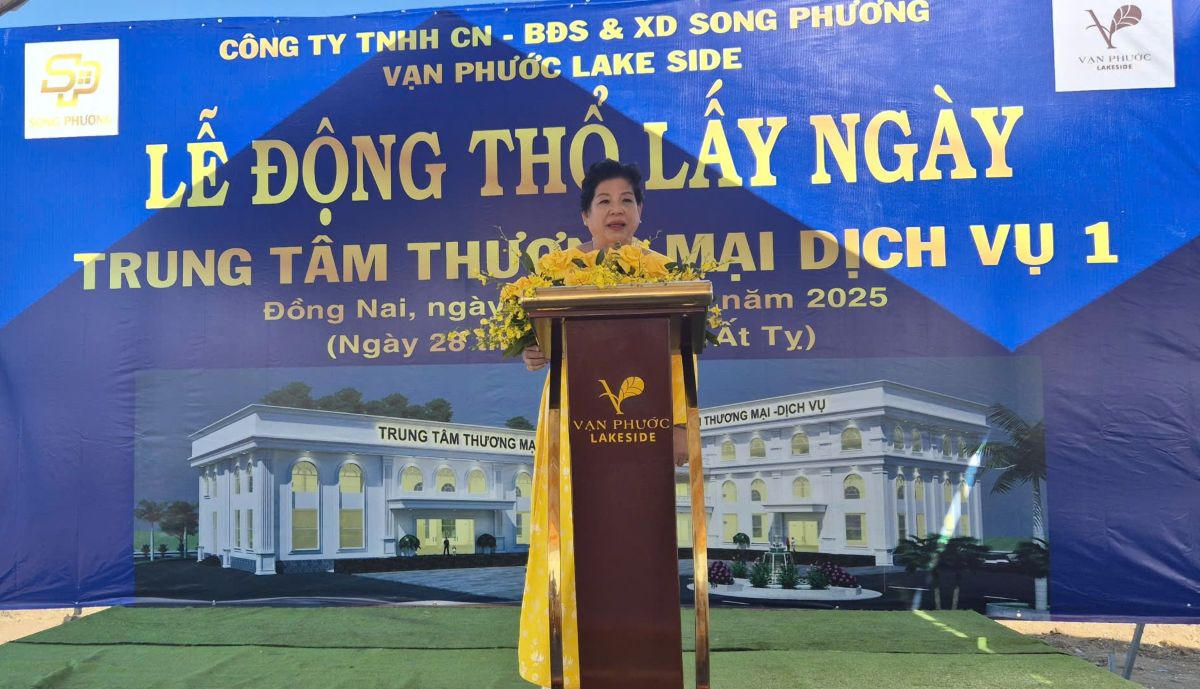 Bà Nguyễn Thị Phước - đại diện Công ty TNHH Công nghiệp - Bất động sản và Xây dựng Song Phương (Song Phương Group) chính thức tuyên bố động thổ, khởi công dự án Vạn Phước Lakeside.