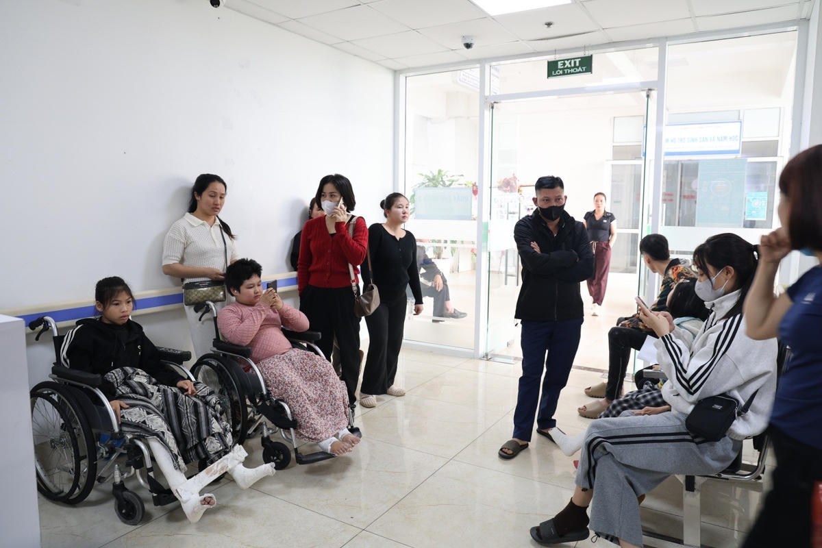 Trẻ đến tái khám tại chương trình khám, phẫu thuật nhân đạo năm 2025.