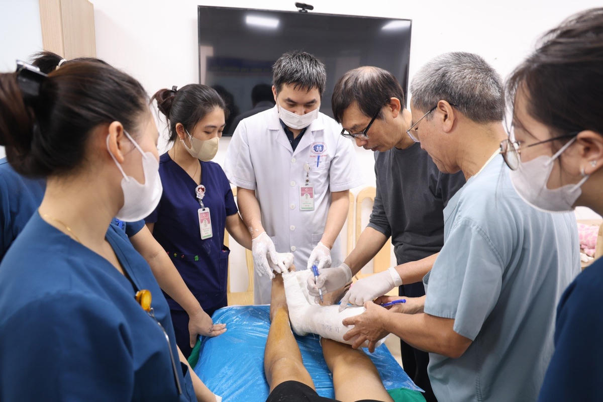 Các bác sĩ tiến hành tái khám cho trẻ. 