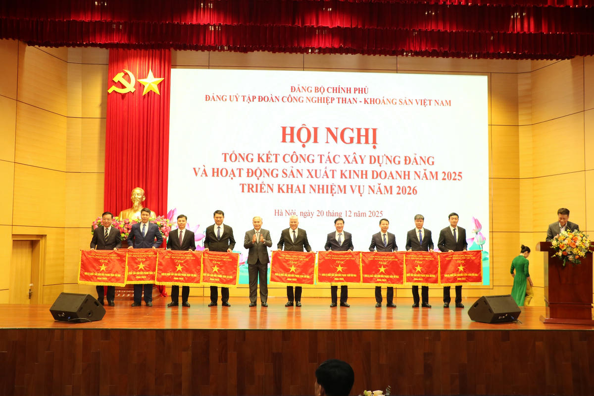 Đảng ủy TKV và Tổng Giám đốc Tập đoàn khen thưởng các tập thể hoàn thành xuất sắc nhiệm vụ năm 2025.