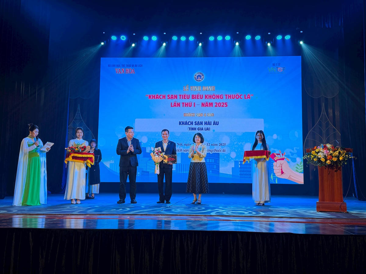 Đại diện khách sạn Hải Âu lên nhận bằng chứng nhận&nbsp;