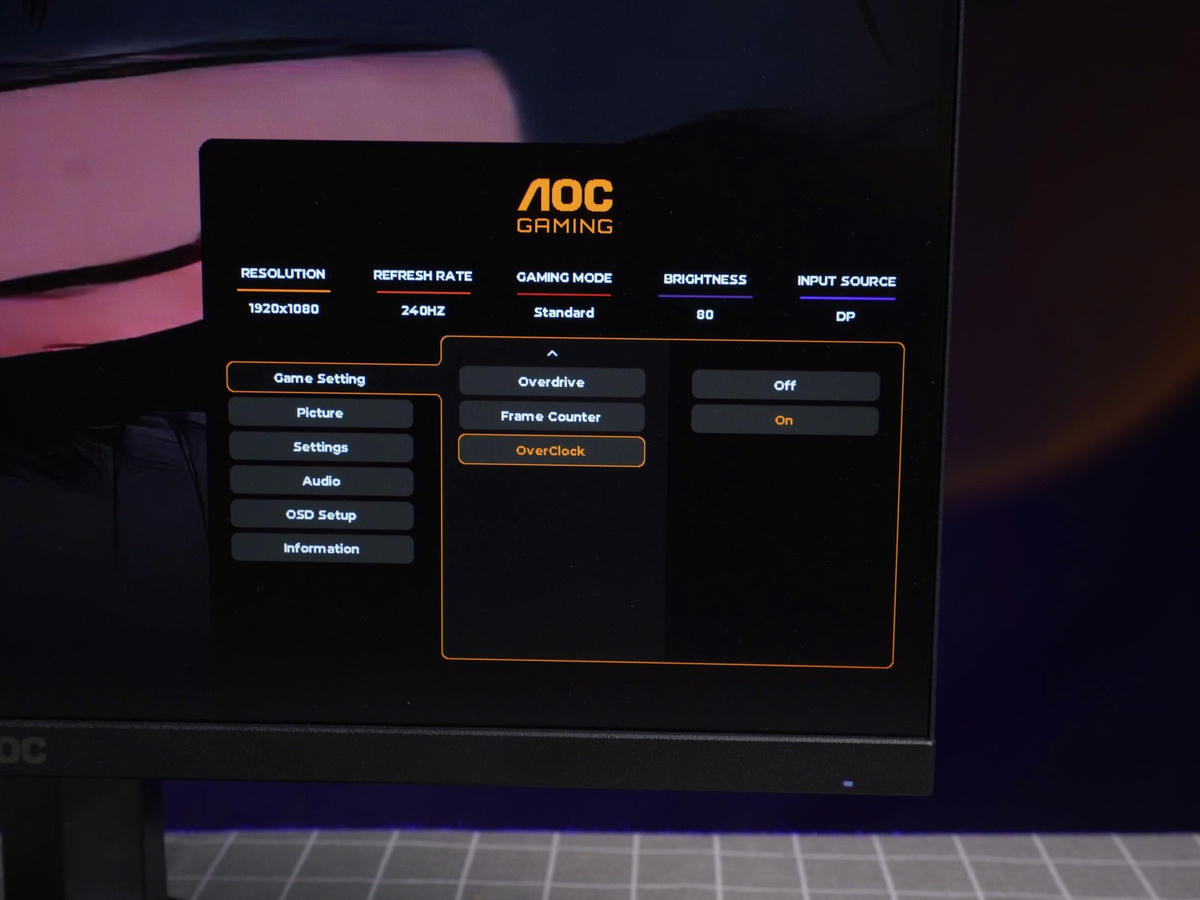 Khi mới bật, màn hình mặc định chỉ hiển thị 200Hz do giới hạn từ nhà sản xuất; người dùng cần vào cài đặt và bật chế độ OC (Overclock) để đạt 240Hz.