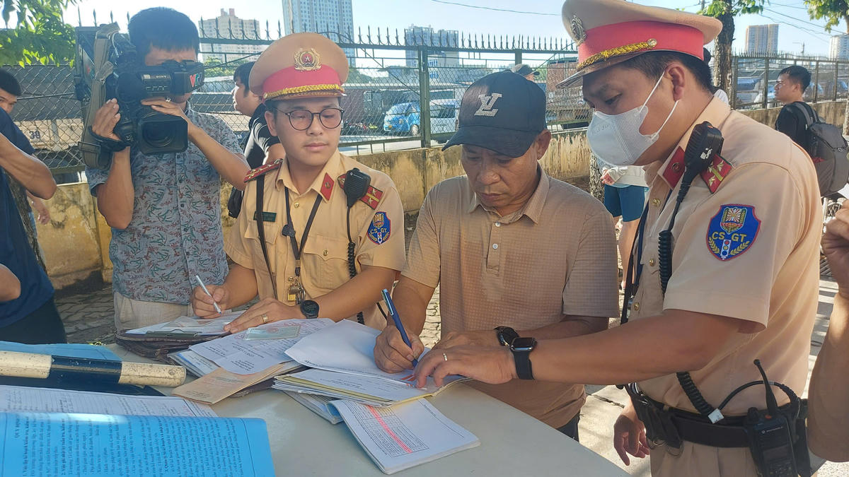 Lực lượng Cảnh sát giao thông Công an TP. Hà Nội đồng loạt ra quân tuần tra, kiểm soát, xử lý vi phạm trật tự, an toàn giao thông. Ảnh: Anh Đức