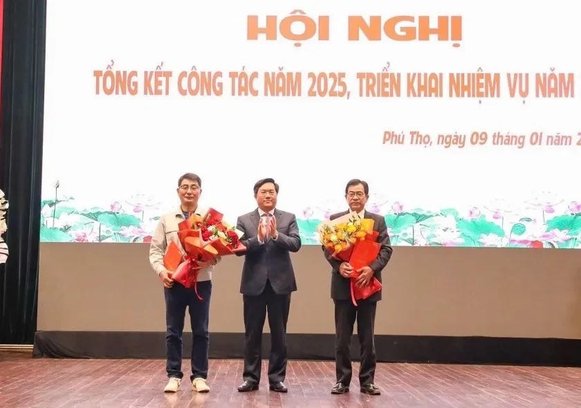 Chủ tịch UBND tỉnh Phú Thọ&nbsp;Trần Duy Đông trao 2 Giấy chứng nhận đầu tư cho 2 nhà đầu tư đến từ Nhật Bản và Hàn Quốc dịp đầu năm 2026.