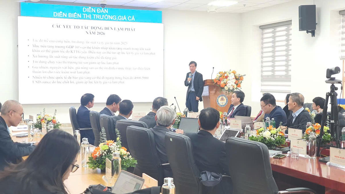 TS. Nguyễn Đức Độ, Phó Viện trưởng Viện Kinh tế-Tài chính trình bày tham luận tại diễn đàn.