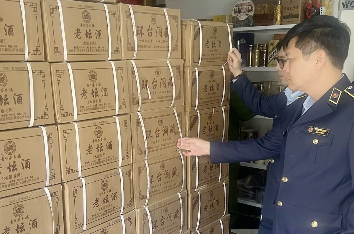 Xử phạt điểm kinh doanh gần 100 triệu đồng vì kinh doanh rượu nhập lậu