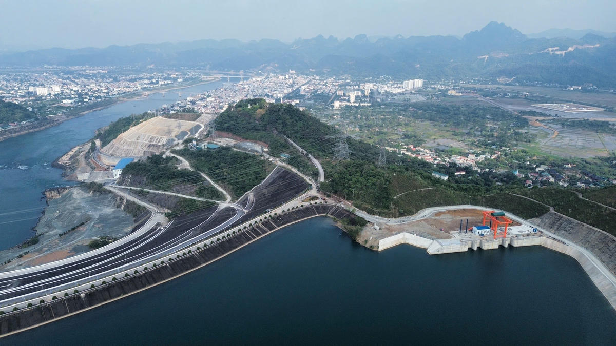 Công trình Nhà máy Thủy điện Hòa Bình mở rộng bố trí bên bờ phải tuyến đập Nhà máy Thủy điện Hòa Bình hiện hữu, thuộc địa phận thành phố Hòa Bình cũ (nay là phường Hòa Bình và phường Thống Nhất, tỉnh Phú Thọ).