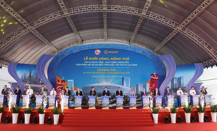 Các đại biểu thực hiện nghi thức động thổ dự án Khu liên hợp Thể dục Thể thao Quốc gia Rạch Chiếc. Ảnh: TT