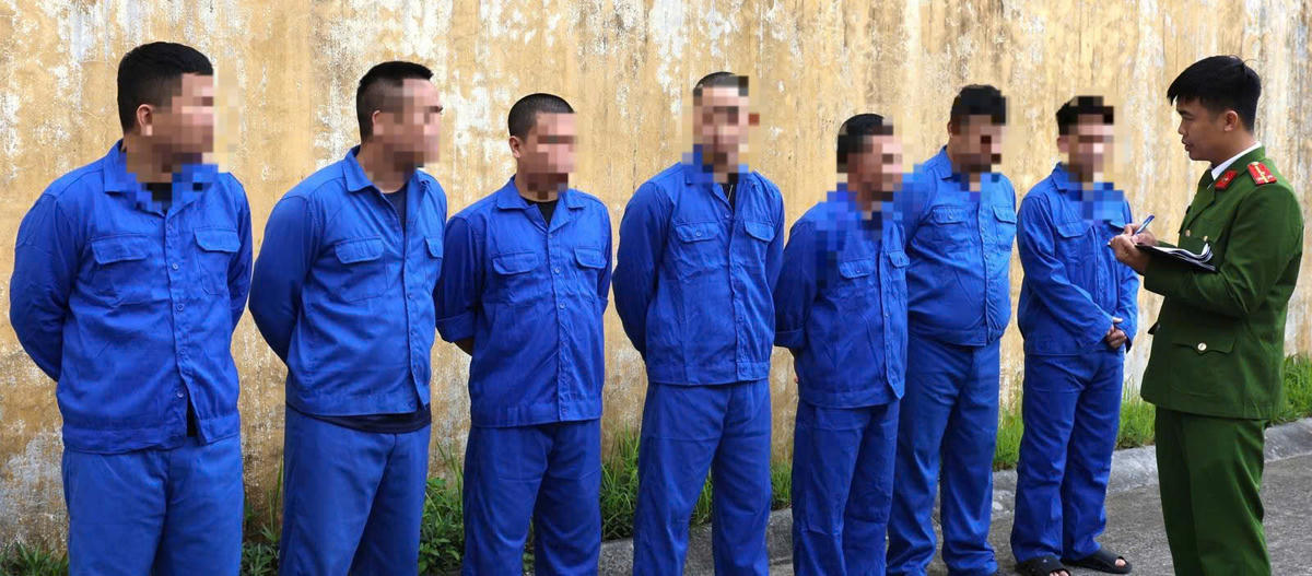 Các đối tượng trong đường dây tổ chức đánh bạc và đánh bạc dưới hình thức cá độ bóng đá trên không gian mạng. Ảnh: Công an Ninh Bình