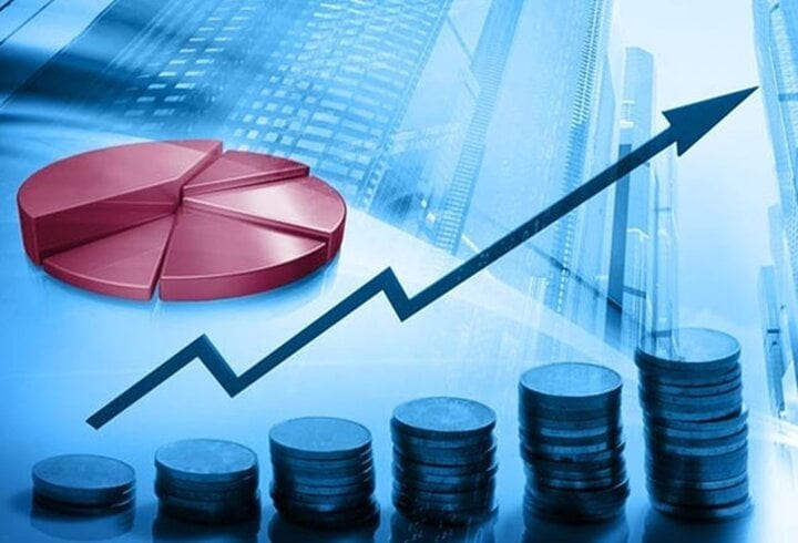 Mô tả lợi nhuận tăng trưởng dương với hình mũi tên đi lên và các khối tiền kim loại chồng lên nhau.