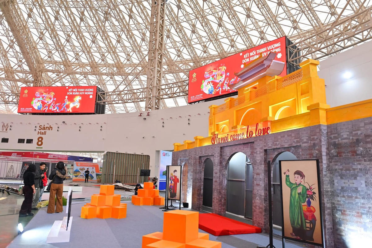 Các gian hàng gấp rút hoàn thiện để chuẩn bị đón khách tham quan, mua sắm.