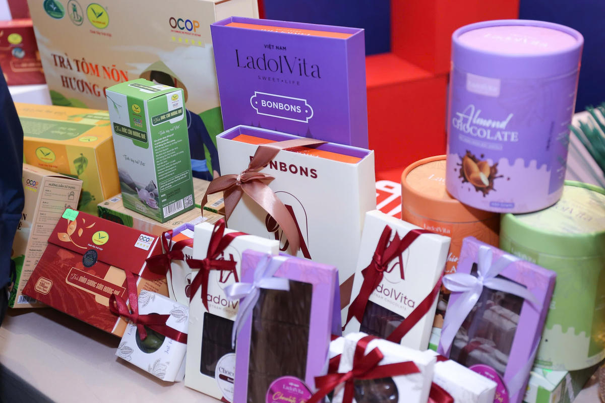 Các mặt hàng hấp dẫn thu hút khách hàng trong và ngoài nước