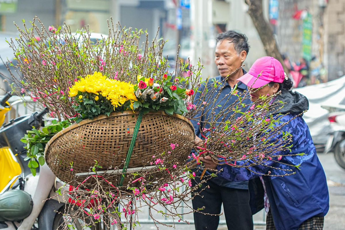 Người dân rộn ràng đi sắm Tết Bính Ngọ 2026 tại chợ hoa Hàng Lược.