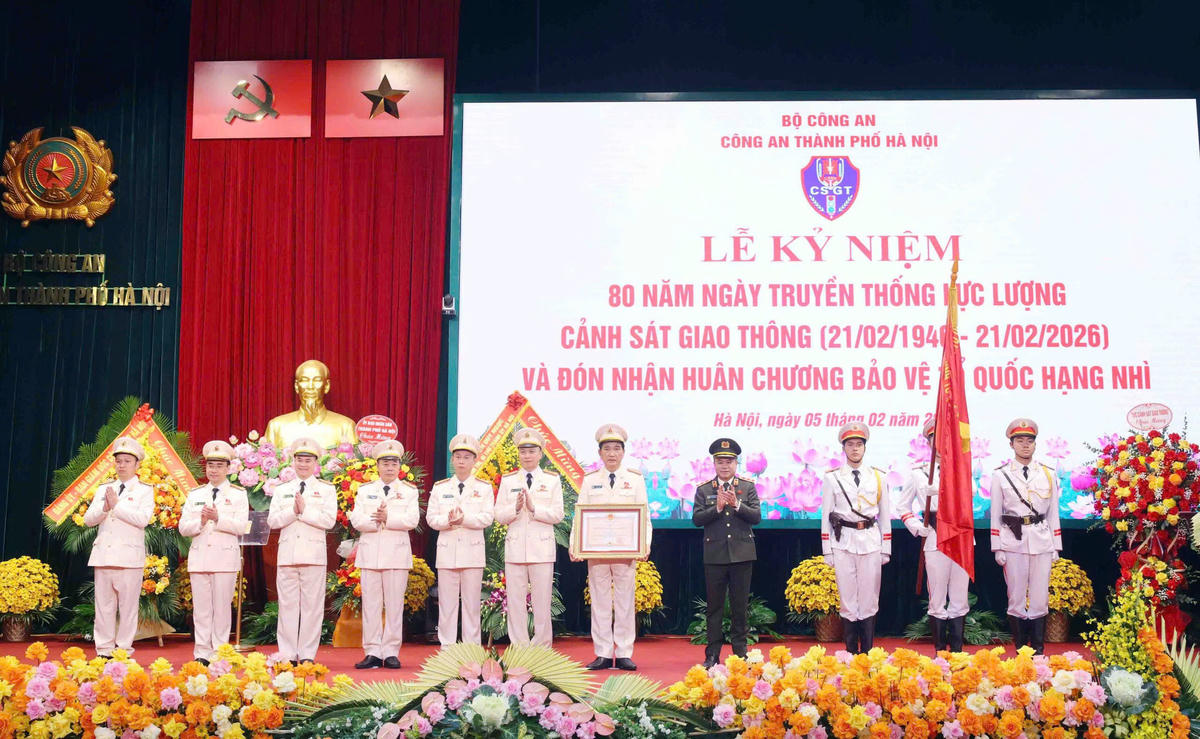 Trung tướng Nguyễn Thanh Tùng, Giám đốc Công an Thành phố Hà Nội trao tặng Huân chương Bảo vệ Tổ quốc hạng Nhì cho Phòng Cảnh sát giao thông.