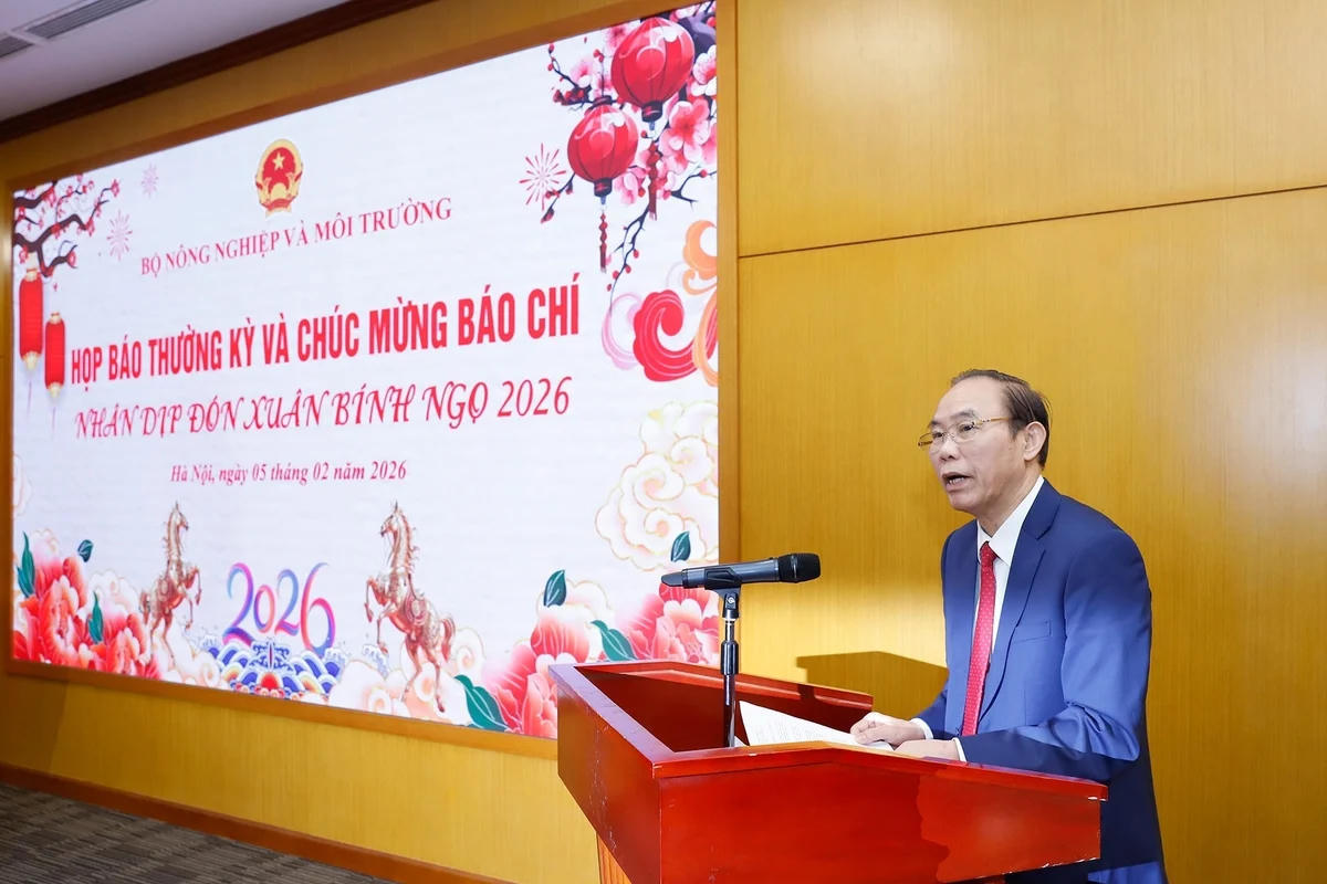 Thứ trưởng Bộ Nông nghiệp và Môi trường Phùng Đức Tiến chủ trì buổi họp báo thường kỳ sáng ngày 5/2. Ảnh: Khương Trung