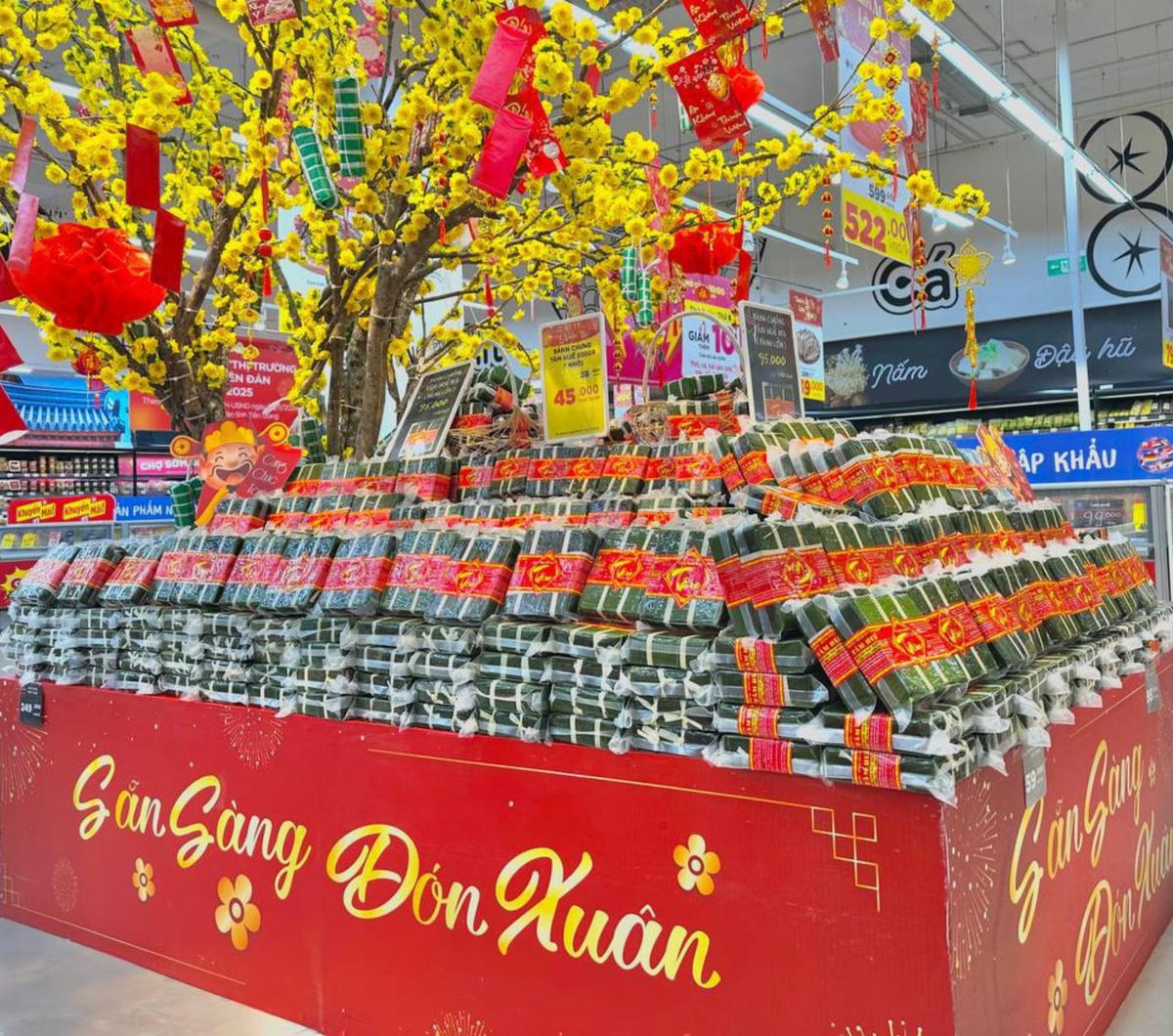 Tại các siêu thị,&nbsp;nhóm hàng thực phẩm thiết yếu, bánh mứt kẹo và đồ uống ghi nhận sức mua tăng gấp 2-3 lần.