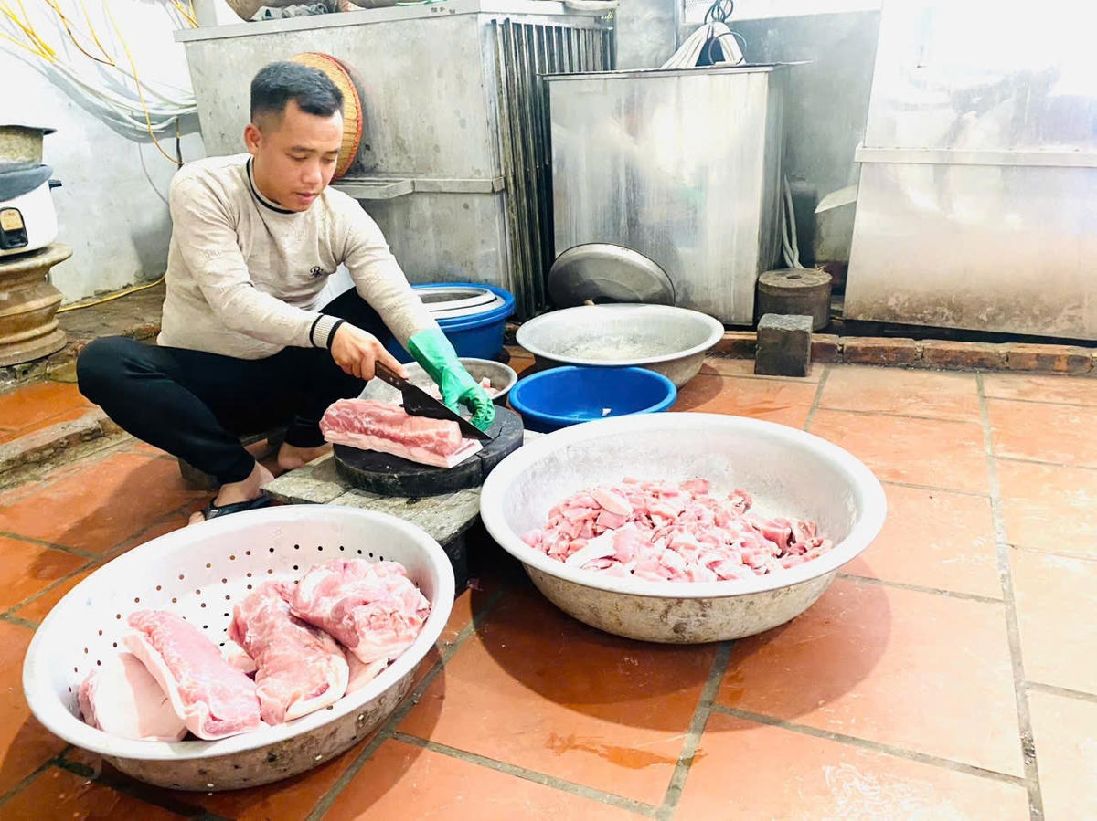 Thịt lợn được chọn lọc kỹ càng, đảm bảo tiêu chuẩn được làm nhân bánh.&nbsp;