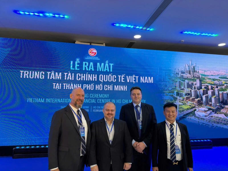 Ông Colin Mullins, Tổng giám đốc điều hành VPAM (thứ 2, từ phải sang).&nbsp;