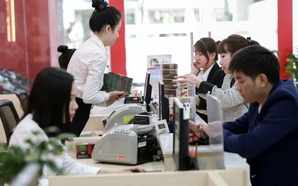 Trước thềm Tết Nguyên đán 2026, nhiều ngân hàng thông báo kế hoạch tạm ngừng giao dịch trực tiếp tại quầy, đồng thời khuyến nghị khách hàng ưu tiên sử dụng các kênh giao dịch trực tuyến. Ảnh minh họa