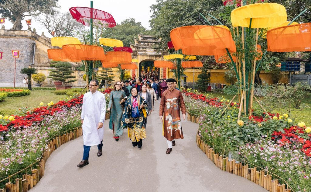 Đường hoa Tết Hoàng thành Thăng Long 2026 diễn ra từ ngày 23 tháng Chạp năm Ất Tỵ đến hết mùng 6 Tết Bính Ngọ.&nbsp;Ảnh: P.L