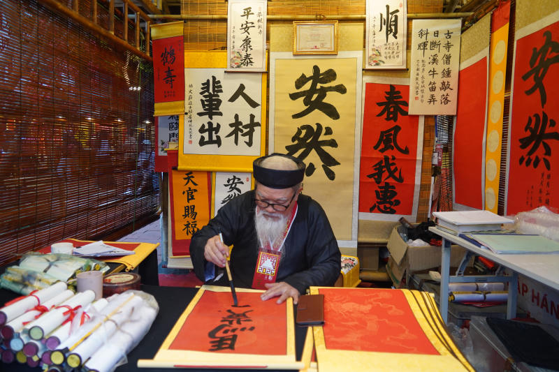 Hội chữ quy tụ các nhà hoạt động thư pháp đã qua khảo tuyển.