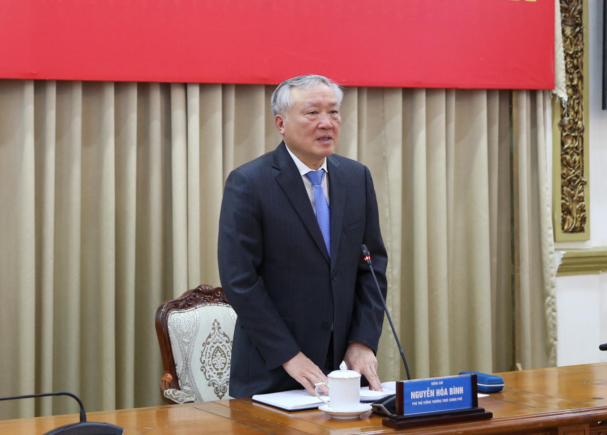 Phó Thủ tướng Thường trực Nguyễn Hòa Bình làm việc với lãnh đạo các bộ, ngành chức năng, TP.HCM và TP. Đà Nẵng về tình hình triển khai hoạt động Trung tâm tài chính quốc tế Việt Nam tại 2 địa phương. Ảnh: VGP 