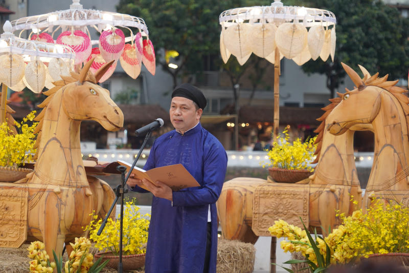 Giám đốc Trung tâm Hoạt động VHKH Văn Miếu – Quốc Tử Giám Lê Xuân Kiêu phát biểu khai mạc Hội chữ Xuân.