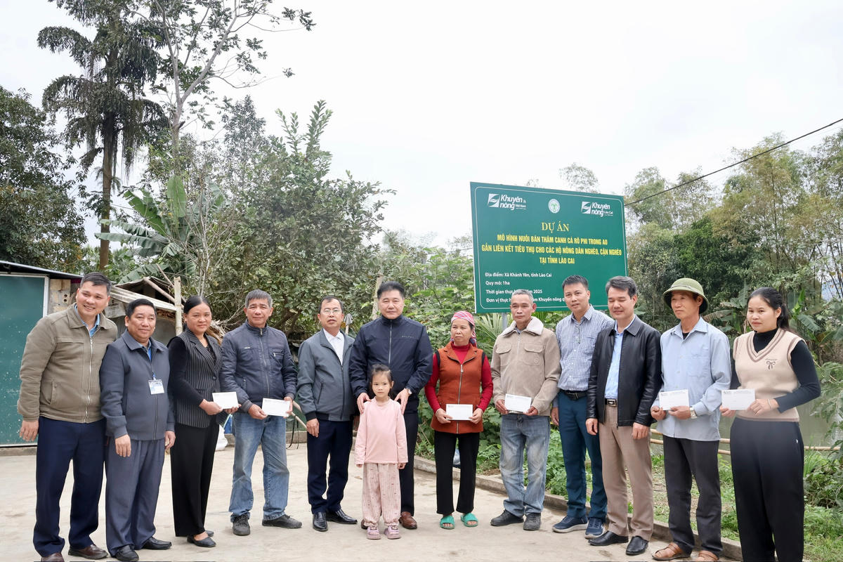 Đoàn công tác đã trao tặng suất quà cho hộ nghèo, cận nghèo tham gia dự án.