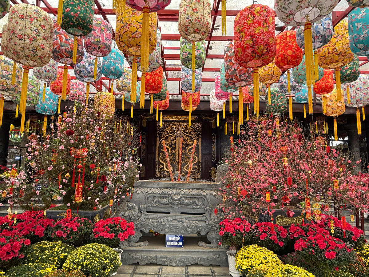 Không khí xuân ngập tràn chính điện.