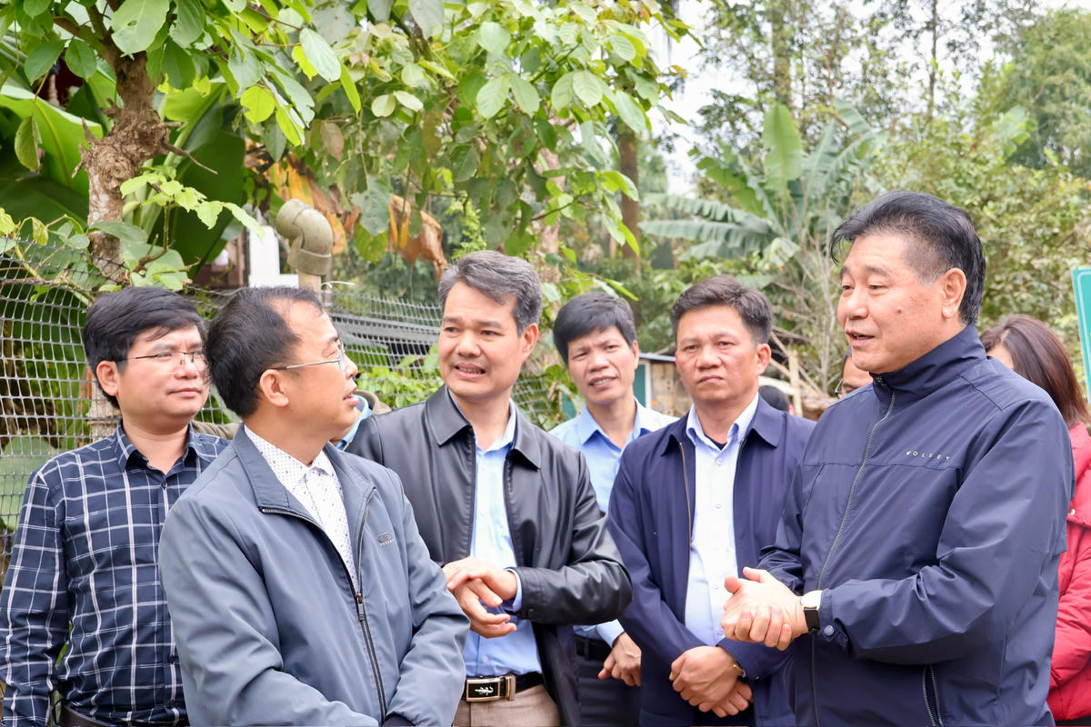 Đoàn công tác thăm, nắm tình hình các hộ tham gia dự án.