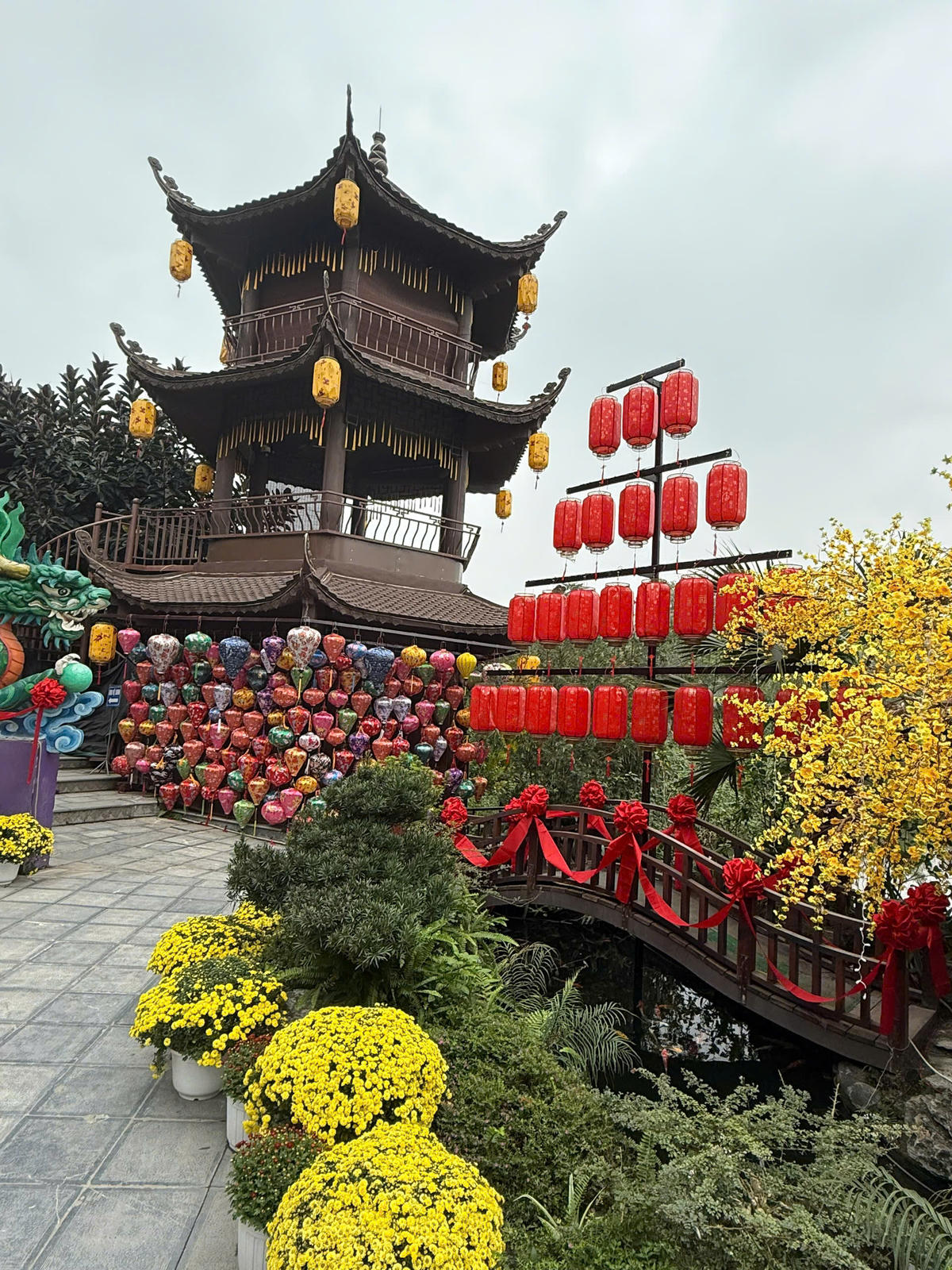 Khung cảnh khu vực tháp và cầu gỗ bên hồ