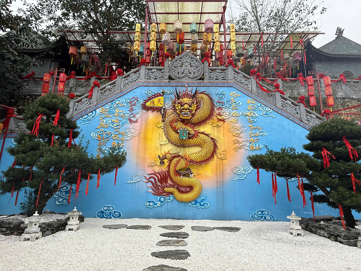 Quang cảnh trước chính điện