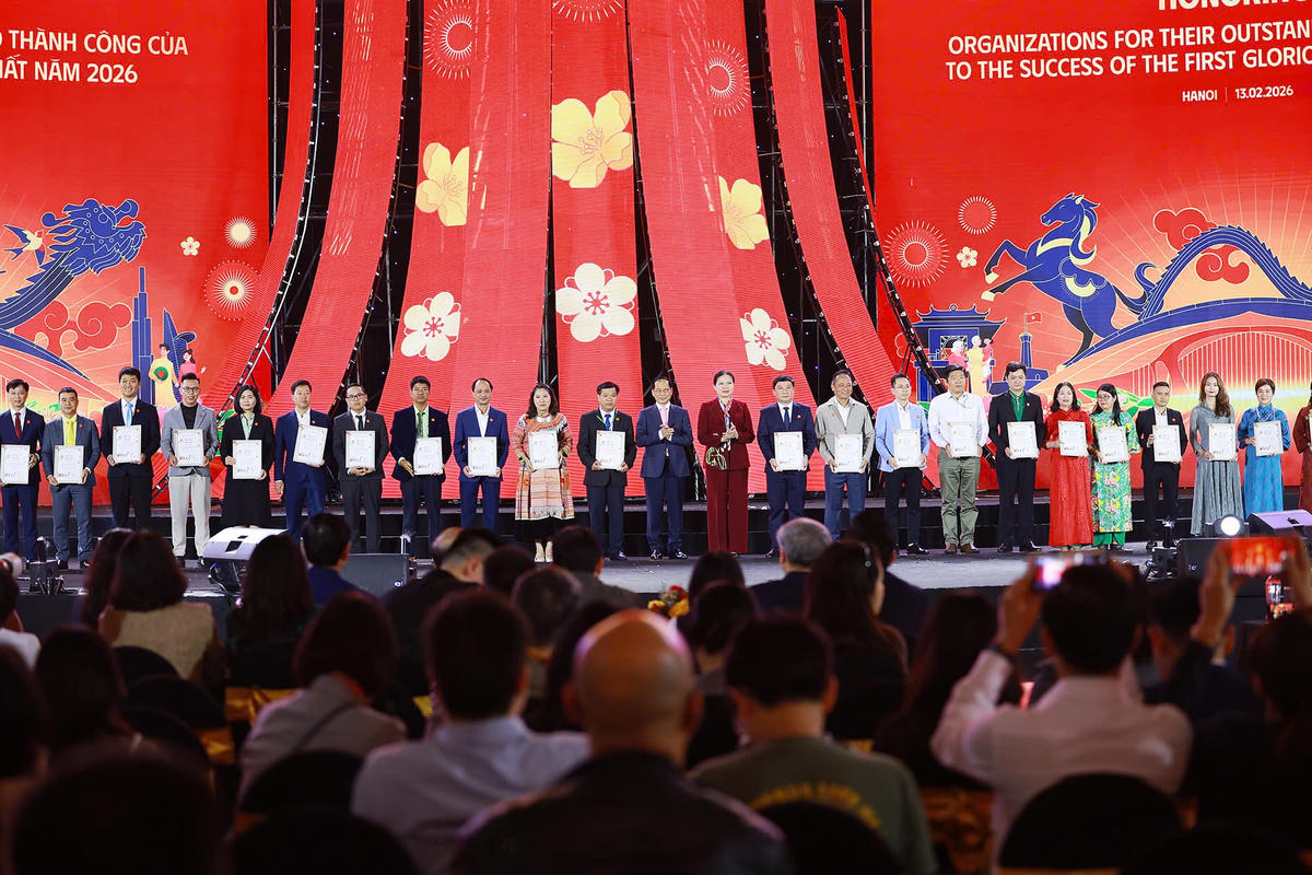 Phó Thủ tướng Chính phủ Bùi Thanh Sơn trao giấy chứng nhận của Ban Tổ chức Hội chợ vinh danh các đơn vị, tổ chức, doanh nghiệp đã có những đóng góp quan trọng, góp phần tạo nên dấu ấn và thành công của sự kiện. Ảnh: VGP/Nhật Bắc