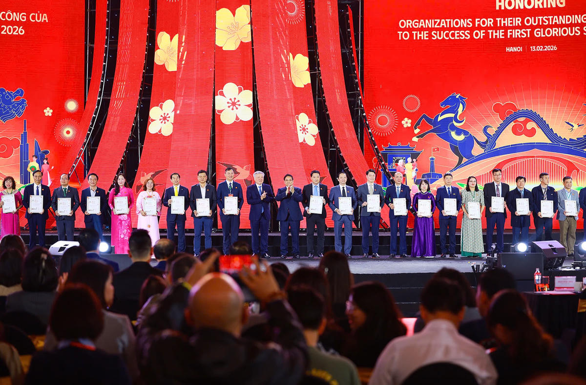 Thủ tướng Phạm Minh Chính và Phó Thủ tướng Thường trực Chính phủ Nguyễn Hòa Bình trao giấy chứng nhận của Ban Tổ chức Hội chợ vinh danh các đơn vị, tổ chức, doanh nghiệp đã có những đóng góp quan trọng, góp phần tạo nên dấu ấn và thành công của sự kiện. Ảnh: VGP/Nhật Bắc