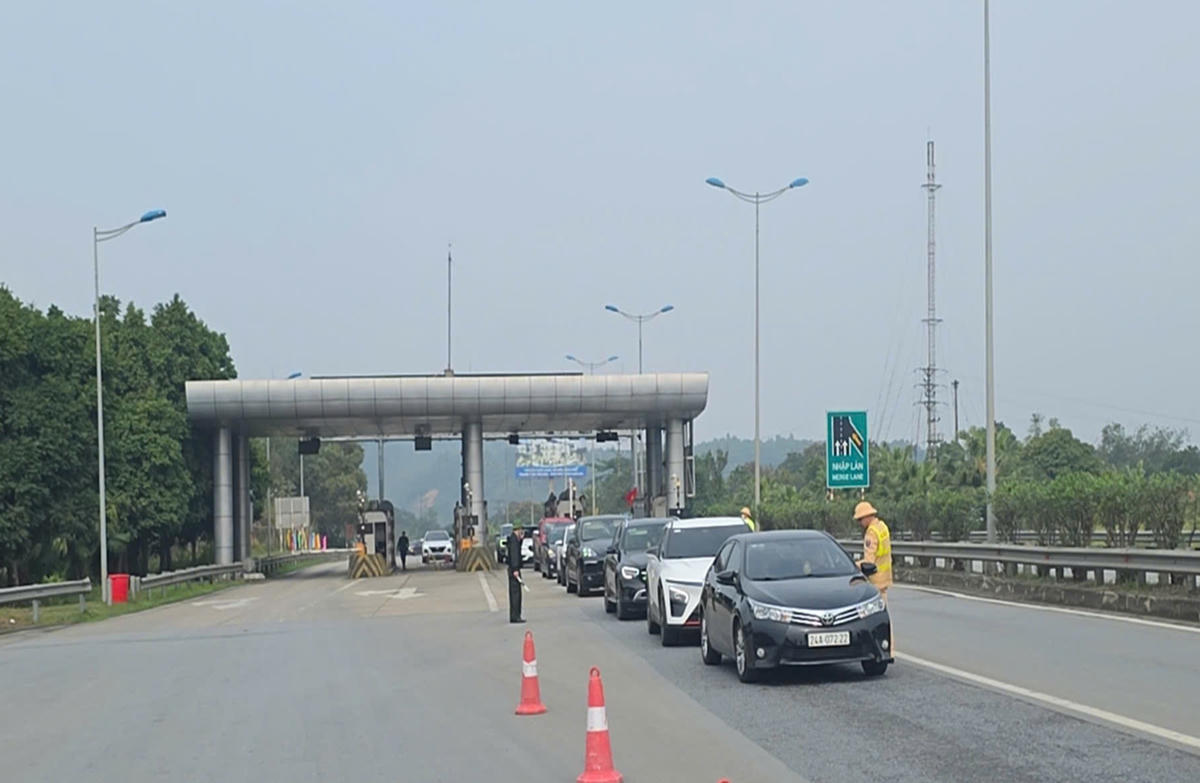 Lực lượng Cảnh sát giao thông tăng cường kiểm tra nồng độ cồn trong những ngày nghỉ lễ Tết Nguyên đán Bính Ngọ 2026.