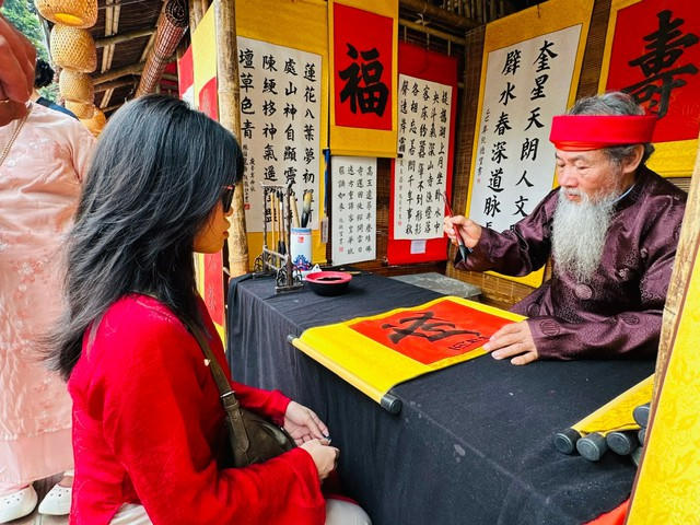 Hội chữ Xuân Bính Ngọ tại Văn Miếu có 35 gian thư pháp của các ông đồ.