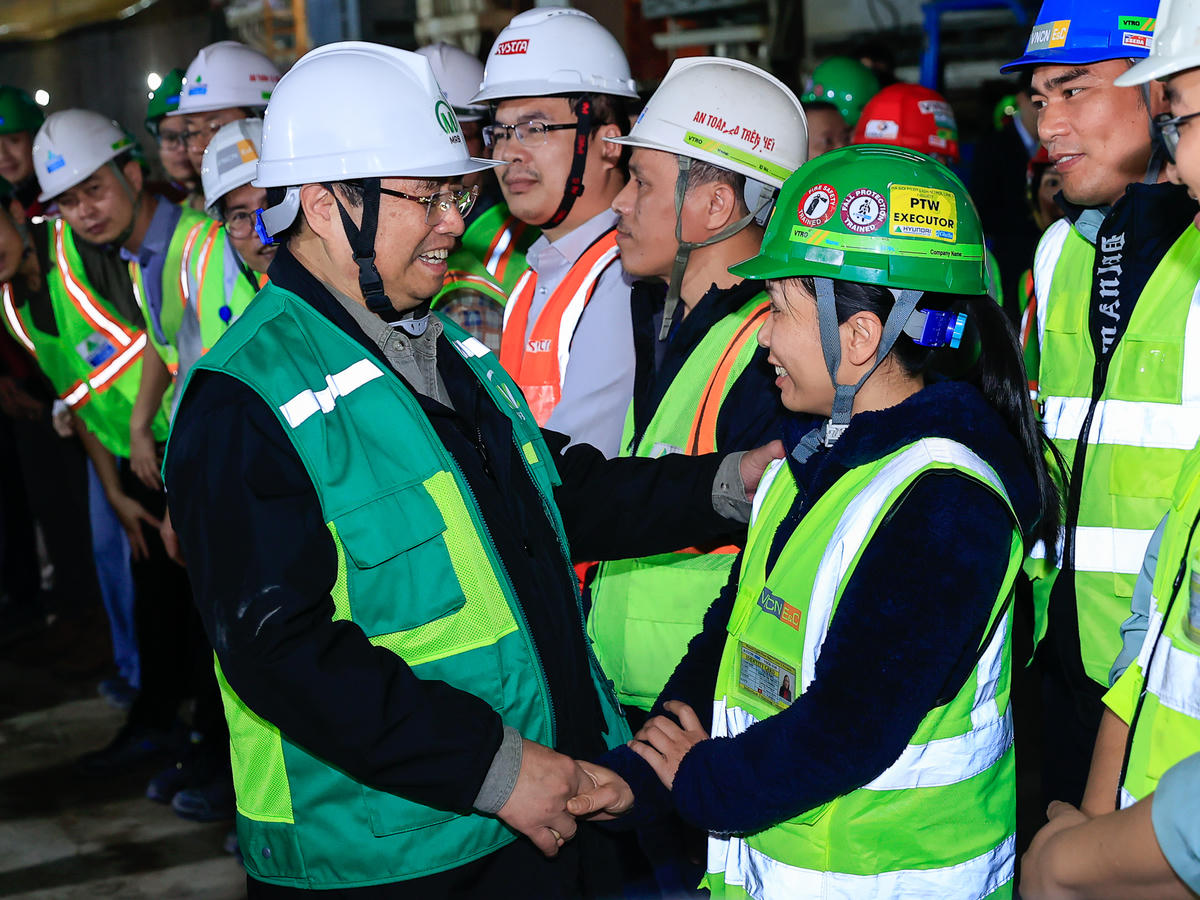 Thủ tướng biểu dương đội ngũ cán bộ, kỹ sư, công nhân đã hy sinh thời gian, niềm vui sum họp gia đình, làm việc xuyên lễ, xuyên Tết để thúc đẩy tiến độ thi công dự án. Ảnh: VGP