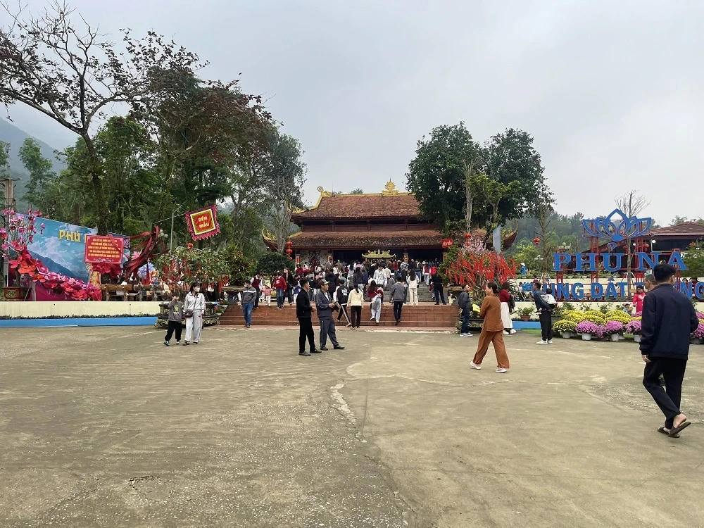 Di tích Phủ Na dẫn đầu lượng khách toàn tỉnh Thanh Hóa. Ảnh: BTH