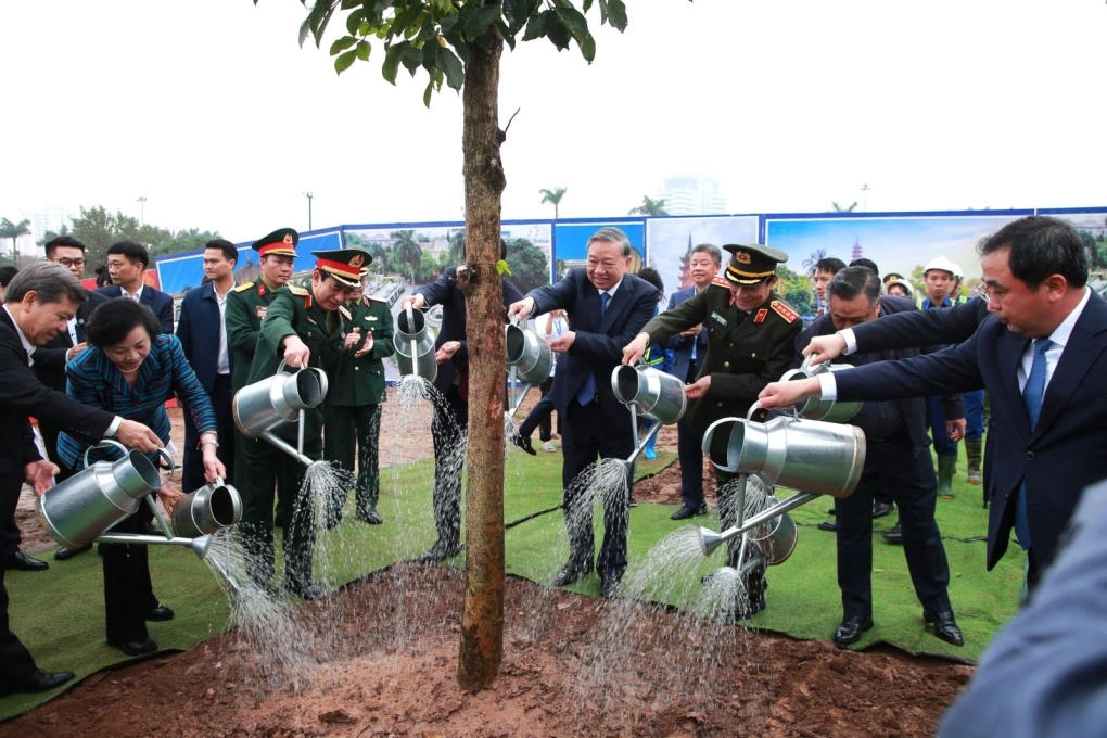 Tổng Bí thư Tô Lâm cùng lãnh đạo Đảng, Nhà nước và TP Hà Nội phát động Tết trồng cây xuân Bính Ngọ 2026. Ảnh: Cổng thông tin Đảng Cộng sản.