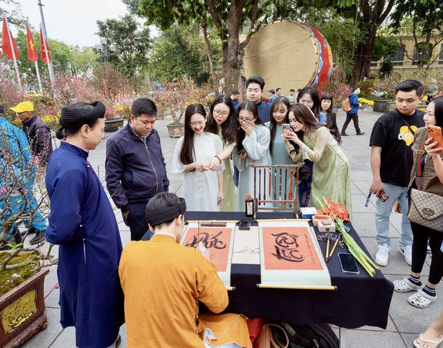 Du khách trải nghiệm xin chữ đầu xuân tại Không gian hoa xuân Lý Thái Tổ ở Hà Nội dịp Tết Nguyên đán Bính Ngọ 2026.