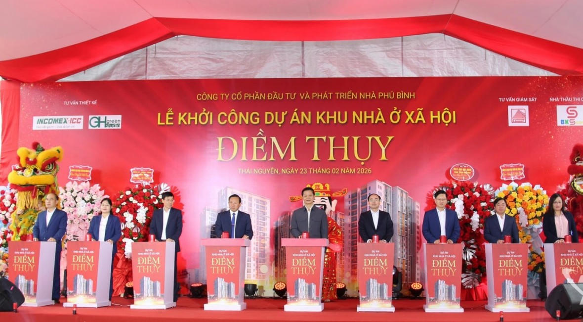 Các đại biểu bấm nút khởi công dự án.