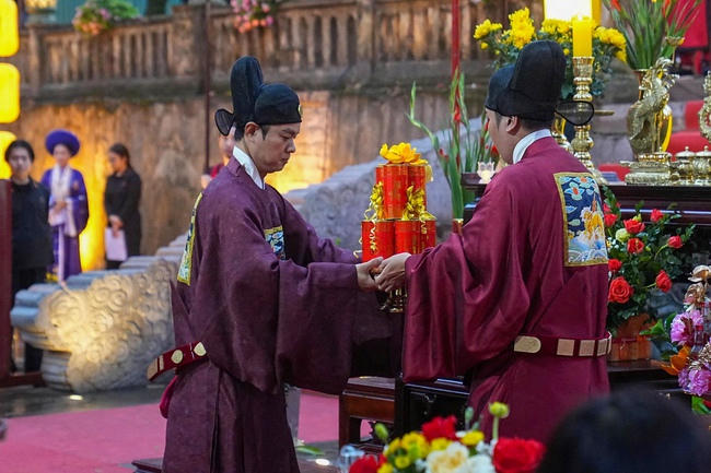 Nghi thức dâng hương được tái hiện lại theo đúng truyền thống cung đình