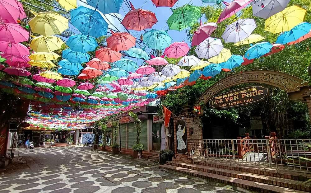 Làng lụa Vạn Phúc góp phần đa dạng hóa sản phẩm du lịch gắn với giá trị truyền thống. Ảnh minh họa