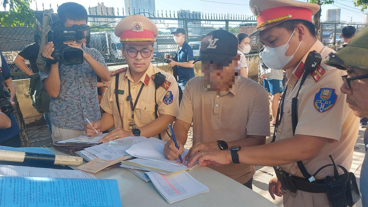 CSGT lập biên bản lái xe vi phạm. Ảnh: Anh Đức&nbsp;