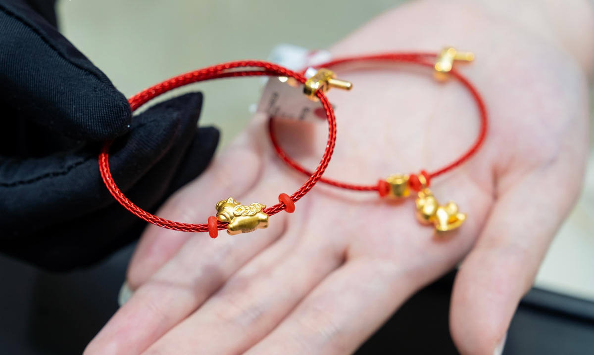 Thị trường tràn ngập các mẫu charm tỳ hưu, kim tiền, linh vật năm Bính Ngọ. Ảnh DOJI