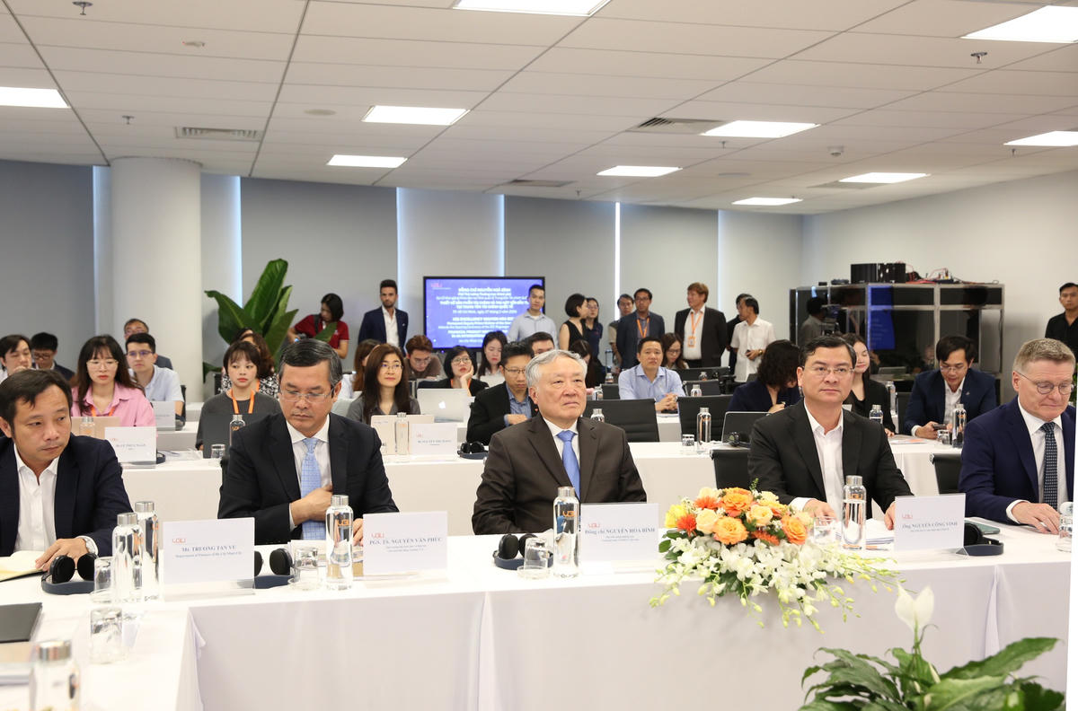 Phó Thủ tướng Thường trực Chính phủ Nguyễn Hòa Bình dự Lễ khai giảng Khóa đào tạo Nhà quản lý Trung tâm Tài chính quốc tế tại Trường Đại học Việt Đức. Ảnh: VGP 