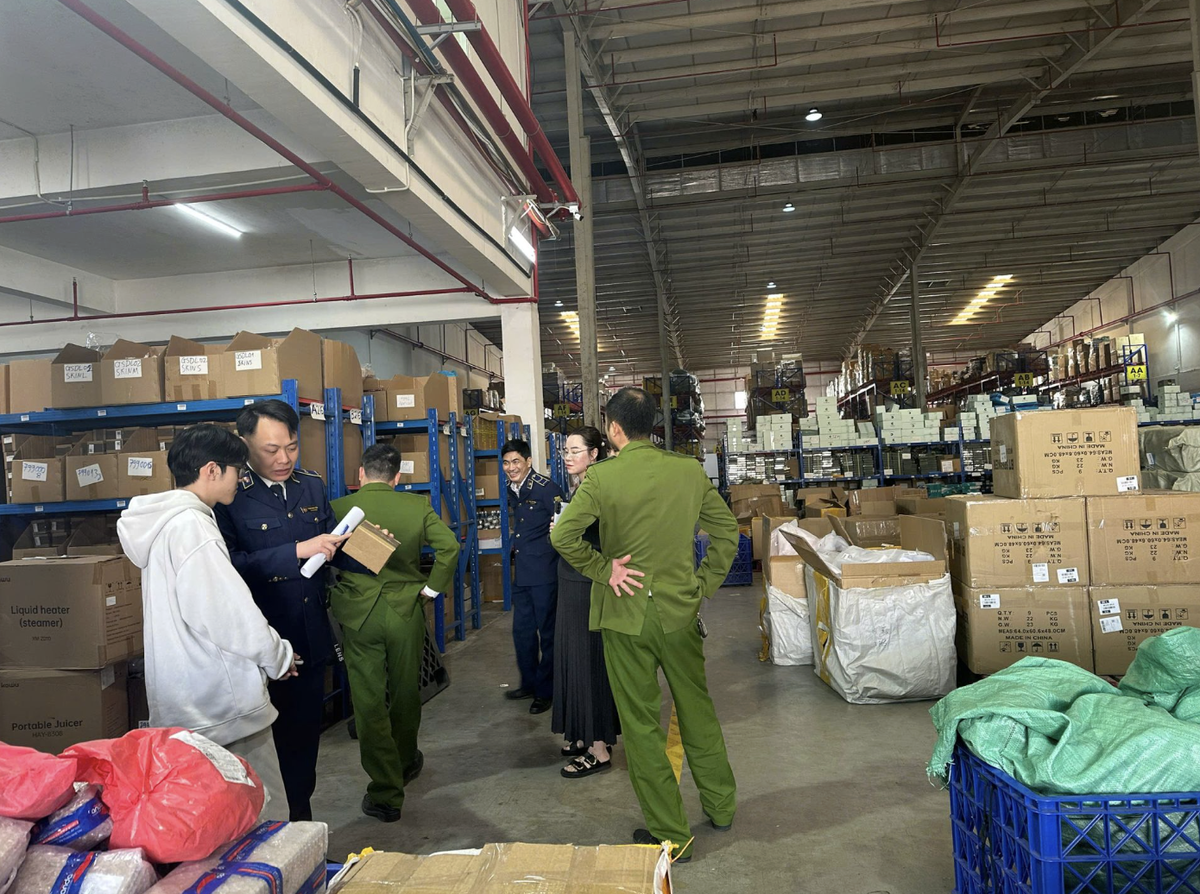 Lực lượng chức năng tỉnh Bắc Ninh kiểm tra hàng hóa tại cơ sở kinh doanh.