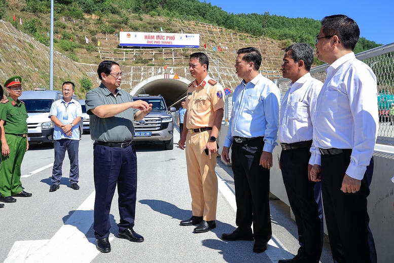 Thủ tướng trao đổi với các đơn vị liên quan khi kiểm tra Dự án thành phần đoạn Hoài Nhơn-Quy Nhơn. Ảnh: VGP